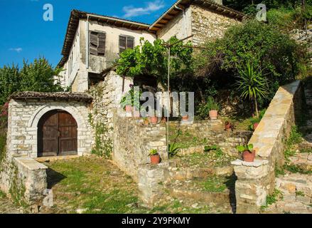 Ein historisches verlassenes Haus im Gorica-Viertel von Berat in Albanien. Berat ist zum UNESCO-Weltkulturerbe erklärt und berühmt für seine osmanischen Häuser Stockfoto