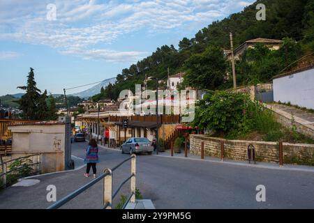 Berat, Albanien - 1. Juni 2024. Eine Küstenstraße im historischen Gorica-Viertel von Berat. Berat gehört zum UNESCO-Weltkulturerbe und ist berühmt für seine osmanischen Häuser Stockfoto