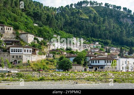 Das historische Gorica-Viertel von Berat in Albanien. Berat ist zum UNESCO-Weltkulturerbe erklärt und berühmt für seine osmanischen Häuser Stockfoto