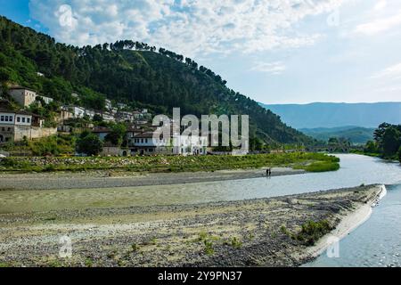 Das historische Gorica-Viertel von Berat in Albanien. Berat ist zum UNESCO-Weltkulturerbe erklärt und berühmt für seine osmanischen Häuser Stockfoto