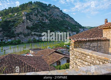 Der historische Schlossberg Kalaja in Berat aus dem Viertel Gorica in Albanien. Berat ist zum UNESCO-Weltkulturerbe erklärt und wird als Stadt der tausend Windows bezeichnet Stockfoto