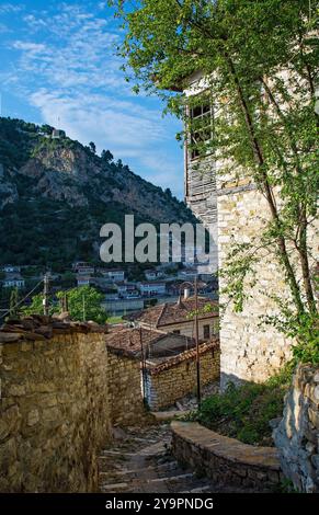 Ein Haus mit Fachwerk-Jettling auf einer Kopfsteinpflastertreppe im Gorica-Viertel von Berat in Albanien mit Blick auf die Viertel Mangalem und Kaljala Stockfoto