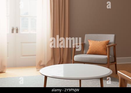 Ein stilvoller Innenraum mit modernen Möbeln, wunderschönem Dekor und einladendem natürlichem Licht Stockfoto