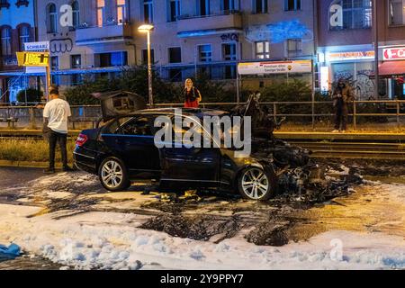 Ausgebranntes Fahrzeug nach einem technischen Defekt steht auf der Prenzlauer Allee in Berlin-Prenzlauer Berg. Das Fahrzeugwrack ist noch von Löschschaum CAFS umgeben. / Ausgebranntes Fahrzeug nach einem technischen Defekt auf der Prenzlauer Allee in Berlin-Prenzlauer Berg. Die Wrackteile des Fahrzeugs sind immer noch von Löschschaum umgeben. Autobrand sp202409228887.jpg Stockfoto