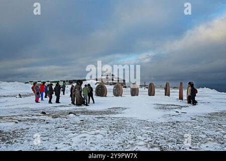 Nordkap-Plateau Nordnorwegen 7 Bronzescheiben Kinder der Welt Stockfoto