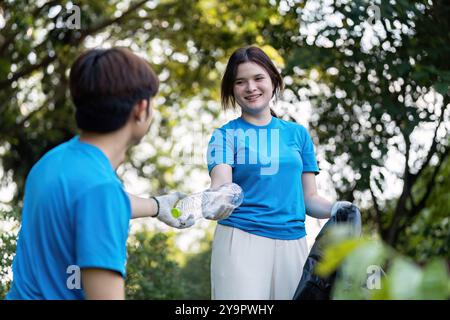 Freiwillige aus der Gemeinschaft engagierten sich für die Umweltreinigung und den Umweltschutz in einer Park-Umgebung Stockfoto