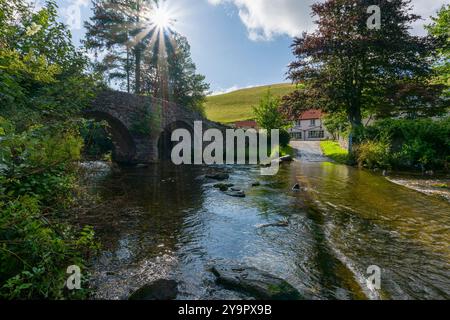 Malmsmead Bridge und ford über Badgworthy Water im Weiler Malmsmead an der Grenze von Devon und Somerset im Exmoor National Park, England. Stockfoto