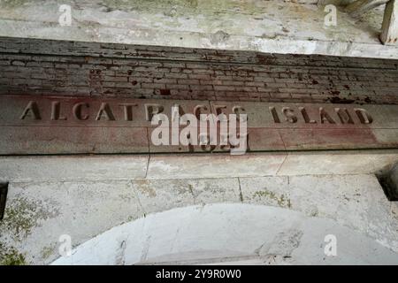 Historisches geschnitztes Schild von Alcatraces Island aus dem Jahr 1857 auf Alcatraz Island. Stockfoto