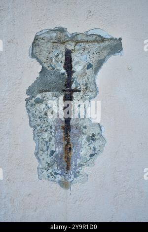 Bewehrungsbetonverstärkung aus Metall durch eine gebrochene Wand auf Alcatraz Island. Stockfoto