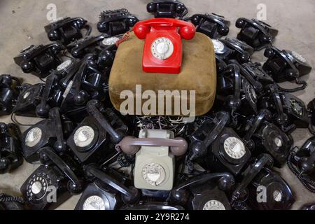 Eine Sammlung alter Telefone in Barnton Bunker, Edinburgh, Schottland Stockfoto