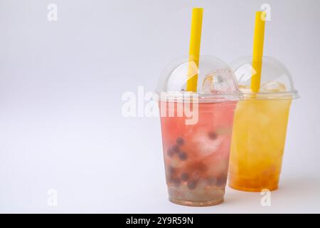 Leckerer Bubble Tee in Plastikbechern auf weißem Hintergrund Stockfoto