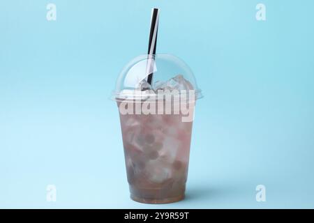 Leckerer Bubble Tee in Plastikbecher auf hellblauem Hintergrund Stockfoto