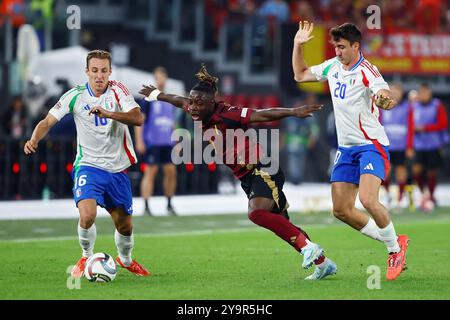 Rom, Italien. Oktober 2024. Davide Frattesi und Andrea Cambiaso aus Italien kämpfen um den Ball mit Jeremy Doku aus Belgien während der UEFA Nations League. Stockfoto