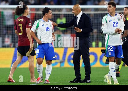 Rom, Italien. Oktober 2024. Giacomo Raspadori aus Italien und Cheftrainer Luciano Spalletti sprechen sich am Ende der UEFA Nations League Le Stockfoto