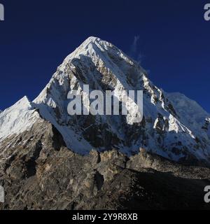 Berg Pumori im Herbst von Kala Patthar aus gesehen. Stockfoto