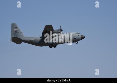 Ein C-130H Hercules Flugzeug der US Air Force, das der 139th Airlift Wing Missouri Air National Guard zugeordnet ist, führt eine Berührung und Fahrt in Sioux City, IO, durch Stockfoto