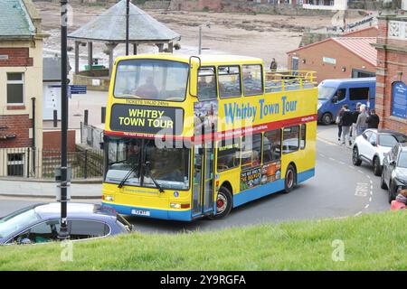 Whitby Town Tour Bus fährt durch das Zentrum von Whitby, England Stockfoto