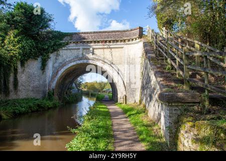 Hazelhurst Aquädukt, wo der Leek-Zweig des Caldon-Kanals über den Caldon-Hauptkanal in der Landschaft von Staffordshire verläuft Stockfoto