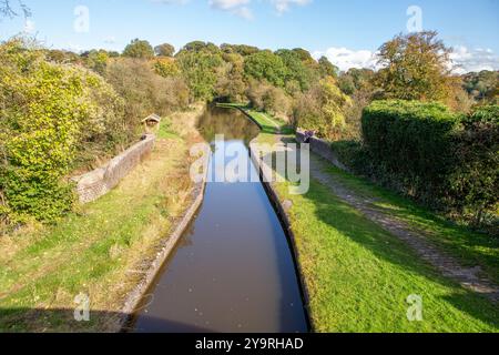 Der Leek-Zweig des Caldon-Kanals, der über den Hazelhurst-Aquädukt verläuft, ist der Caldon-Hauptkanal in der Landschaft von Staffordshire Stockfoto