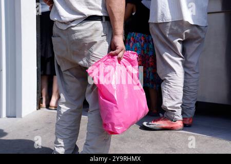 Beirut, Libanon. Oktober 2024. Taschen und Kisten, die von Einwanderern getragen werden und bereit sind, mit Lebensmitteln gefüllt zu werden, Symbolen ihrer Hoffnungen und ihres Überlebens. Am 11. Oktober 2024 in Beirut, Libanon. Foto: Marc Fayad/ABACAPRESS. COM Credit: Abaca Press/Alamy Live News Stockfoto