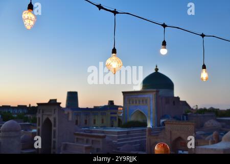 Blick auf das Mausoleum von Pahlavon Mahmoud... Stadtbild in Ichan Kala bei Sonnenuntergang, alte Innenstadt der Altstadt Chiwa in der Region Chorezm, Usbekistan Stockfoto