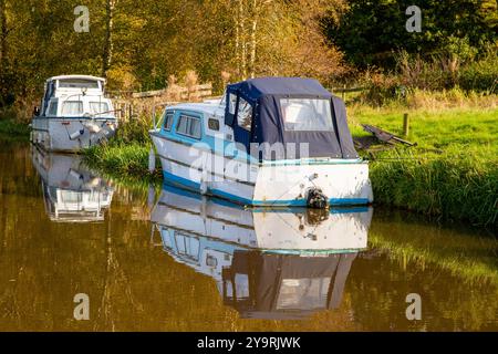 Kleines Freizeitboot, das am Caldon-Kanal in der Landschaft von Staffordshire vor Anker liegt Stockfoto
