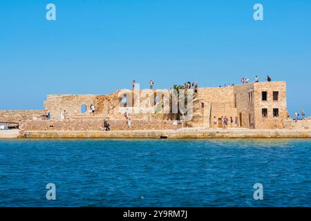 Venezianische Meeresmauer, Blick auf die Sehenswürdigkeiten der Touristen auf der historischen Meeresmauer, die den venezianischen Hafen der Altstadt in Chania, Kreta, Griechenland umgibt Stockfoto