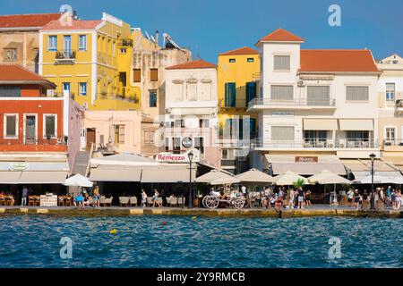 Hafen der Altstadt von Hania, Blick auf die Gebäude am Wasser in der malerischen venezianischen Altstadt von Hania (Chania), Kreta, Griechenland. Stockfoto