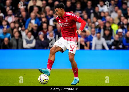 LONDON, ENGLAND – 6. OKTOBER: Morgan Gibbs-White von Nottingham Forest FC kontrolliert den Ball während des Premier League-Spiels zwischen Chelsea FC und Nottingham Forest FC am 6. Oktober 2024 in London. (Foto: Rene Nijhuis/MB Medias) Stockfoto