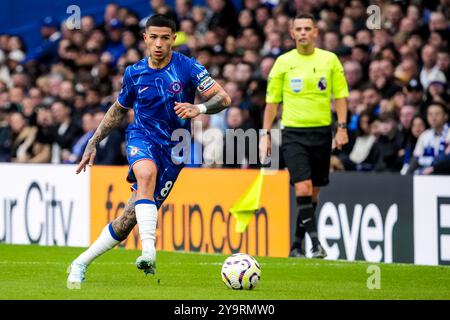 LONDON, ENGLAND - 6. OKTOBER: Enzo Fernandez von Chelsea FC gibt den Ball während des Premier League-Spiels zwischen Chelsea FC und Nottingham Forest FC am 6. Oktober 2024 in London. (Foto: Rene Nijhuis/MB Medias) Stockfoto