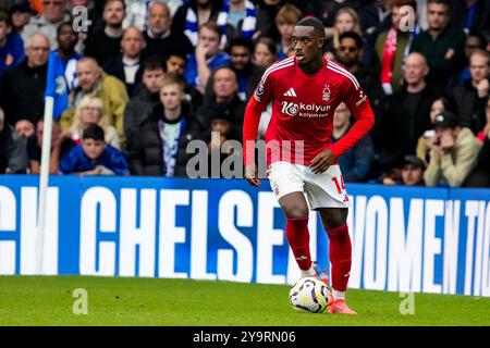 LONDON, ENGLAND - 6. OKTOBER: Callum Hudson-Odoi von Nottingham Forest FC dribbelt mit dem Ball während des Premier League-Spiels zwischen Chelsea FC und Nottingham Forest FC am 6. Oktober 2024 in London. (Foto: Rene Nijhuis/MB Medias) Stockfoto