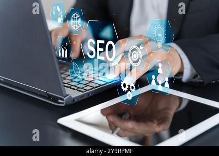 Geschäftsleute analysieren mithilfe eines Laptops die Optimierung der SEO-Suchmaschine, um den Ranking-Traffic auf der Website zu fördern und Ihre Website für die Suche zu optimieren Stockfoto