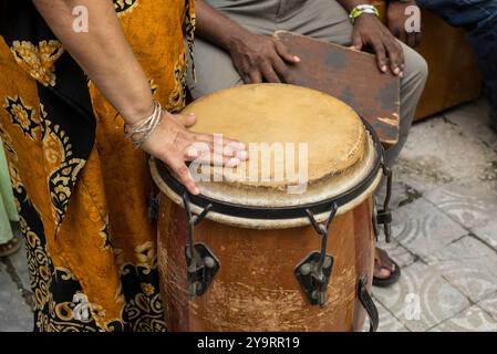 Nahaufnahme von Händen, die traditionelle Trommeln im Freien spielen, havanna, Kuba - Stockfoto Stockfoto