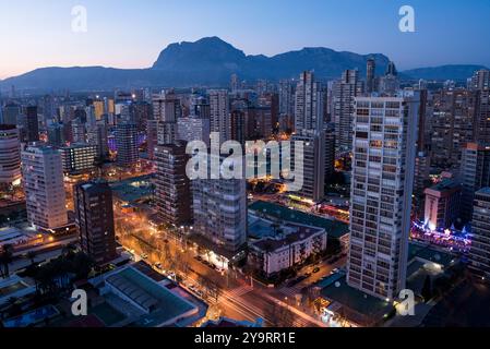 Nachtansicht von Benidorm und Puig Campana Berg, Alicante, Comunidad Valenciana, Spanien. Stockfoto