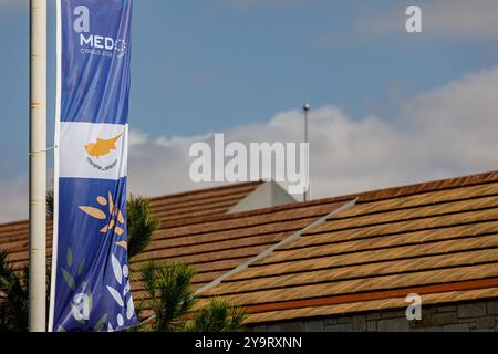 Paphos, Paphos, Zypern. Oktober 2024. Ein Banner der Veranstaltung ist in Paphos, Zypern, am 11. Oktober 2024 zu sehen. Das 11. Gipfeltreffen der südlichen EU-Länder (MED9) findet in Paphos statt. (Credit Image: © Kostas Pikoulas/ZUMA Press Wire) NUR REDAKTIONELLE VERWENDUNG! Nicht für kommerzielle ZWECKE! Stockfoto