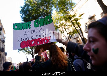 Turin, Italien. 10. Oktober 2024, Freitage für zukünftige Demonstranten nehmen am 10. Oktober 2024 in Turin Teil. Die Bewegung Fridays for the Future protestiert auf den Hauptplätzen in städtischen Zentren der Welt, um die wahrgenommene Untätigkeit der Regierungen gegenüber dem Klimawandel anzuprangern. (Foto: Fabio Ferrari/LaPresse) Manifestanti dei &#x201c;Venerd&#xec; per il futuro&#x201d; partecipano alla protesta per il clima dei &#x201c;Venerd&#xec; per il futuro&#x201d; il 10 ottobre 2024 A Turin, Italia. IL movimento Fridays for the Future sta protestando nelle piazze Stockfoto