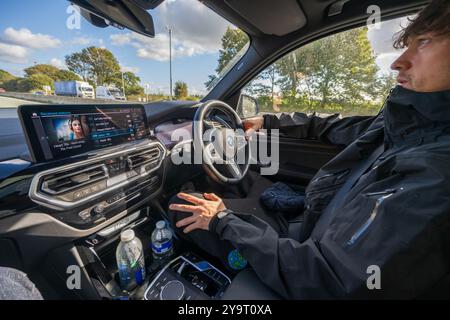 Mann, der ein Auto fährt. Stockfoto