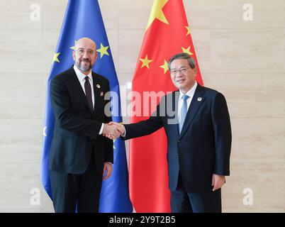 Vientiane, Laos. Oktober 2024. Der chinesische Premierminister Li Qiang trifft sich am Rande der Treffen der Staats- und Regierungschefs zur Zusammenarbeit in Ostasien, die am 11. Oktober 2024 in Vientiane, Laos, stattfanden. Quelle: Ding Haitao/Xinhua/Alamy Live News Stockfoto