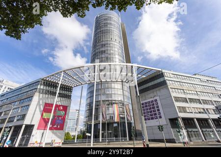 Der Westenergie-Turm in Essen. 26.09.2024, EU, DEU, Deutschland, Nordrhein-Westfalen, Essen: der Westenergie-Turm, ehemals RWE-Turm am Opernplatz. Das Gebäude ist 127 Meter hoch mit Antenne 162 Meter. Als der Turm 1996 fertig gestellt war, war es das höchste Gebäude im Ruhrgebiet. EU, DEU, Deutschland, Nordrhein-Westfalen, Essen: Der Westenergie-Turm, ehemals RWE-Turm am Opernplatz. Das Gebäude ist 127 Meter hoch und verfügt über eine Antenne von 162 Metern. Mit der Fertigstellung des Turms 1996 war er das höchste Gebäude im Ruhrgebiet. Stockfoto