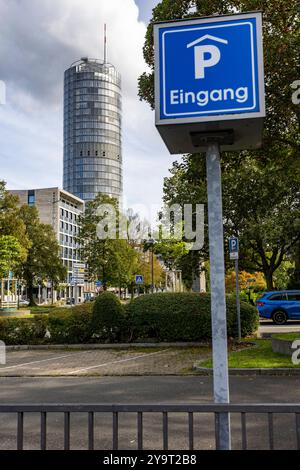 Der Westenergie-Turm in Essen. 26.09.2024, EU, DEU, Deutschland, Nordrhein-Westfalen, Essen: der Westenergie-Turm, ehemals RWE-Turm am Opernplatz. Das Gebäude ist 127 Meter hoch mit Antenne 162 Meter. Als der Turm 1996 fertig gestellt war, war es das höchste Gebäude im Ruhrgebiet. EU, DEU, Deutschland, Nordrhein-Westfalen, Essen: Der Westenergie-Turm, ehemals RWE-Turm am Opernplatz. Das Gebäude ist 127 Meter hoch und verfügt über eine Antenne von 162 Metern. Mit der Fertigstellung des Turms 1996 war er das höchste Gebäude im Ruhrgebiet. Stockfoto