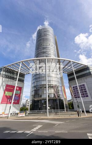 Der Westenergie-Turm in Essen. 26.09.2024, EU, DEU, Deutschland, Nordrhein-Westfalen, Essen: der Westenergie-Turm, ehemals RWE-Turm am Opernplatz. Das Gebäude ist 127 Meter hoch mit Antenne 162 Meter. Als der Turm 1996 fertig gestellt war, war es das höchste Gebäude im Ruhrgebiet. EU, DEU, Deutschland, Nordrhein-Westfalen, Essen: Der Westenergie-Turm, ehemals RWE-Turm am Opernplatz. Das Gebäude ist 127 Meter hoch und verfügt über eine Antenne von 162 Metern. Mit der Fertigstellung des Turms 1996 war er das höchste Gebäude im Ruhrgebiet. Stockfoto