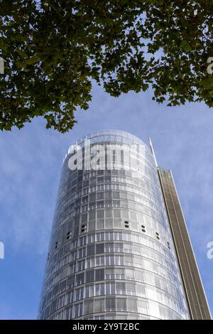 Der Westenergie-Turm in Essen. 26.09.2024, EU, DEU, Deutschland, Nordrhein-Westfalen, Essen: der Westenergie-Turm, ehemals RWE-Turm am Opernplatz. Das Gebäude ist 127 Meter hoch mit Antenne 162 Meter. Als der Turm 1996 fertig gestellt war, war es das höchste Gebäude im Ruhrgebiet. EU, DEU, Deutschland, Nordrhein-Westfalen, Essen: Der Westenergie-Turm, ehemals RWE-Turm am Opernplatz. Das Gebäude ist 127 Meter hoch und verfügt über eine Antenne von 162 Metern. Mit der Fertigstellung des Turms 1996 war er das höchste Gebäude im Ruhrgebiet. Stockfoto
