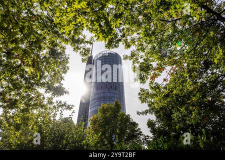 Der Westenergie-Turm in Essen. 26.09.2024, EU, DEU, Deutschland, Nordrhein-Westfalen, Essen: der Westenergie-Turm, ehemals RWE-Turm am Opernplatz. Das Gebäude ist 127 Meter hoch mit Antenne 162 Meter. Als der Turm 1996 fertig gestellt war, war es das höchste Gebäude im Ruhrgebiet. EU, DEU, Deutschland, Nordrhein-Westfalen, Essen: Der Westenergie-Turm, ehemals RWE-Turm am Opernplatz. Das Gebäude ist 127 Meter hoch und verfügt über eine Antenne von 162 Metern. Mit der Fertigstellung des Turms 1996 war er das höchste Gebäude im Ruhrgebiet. Stockfoto