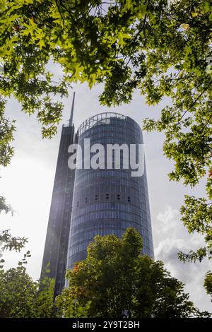 Der Westenergie-Turm in Essen. 26.09.2024, EU, DEU, Deutschland, Nordrhein-Westfalen, Essen: der Westenergie-Turm, ehemals RWE-Turm am Opernplatz. Das Gebäude ist 127 Meter hoch mit Antenne 162 Meter. Als der Turm 1996 fertig gestellt war, war es das höchste Gebäude im Ruhrgebiet. EU, DEU, Deutschland, Nordrhein-Westfalen, Essen: Der Westenergie-Turm, ehemals RWE-Turm am Opernplatz. Das Gebäude ist 127 Meter hoch und verfügt über eine Antenne von 162 Metern. Mit der Fertigstellung des Turms 1996 war er das höchste Gebäude im Ruhrgebiet. Stockfoto