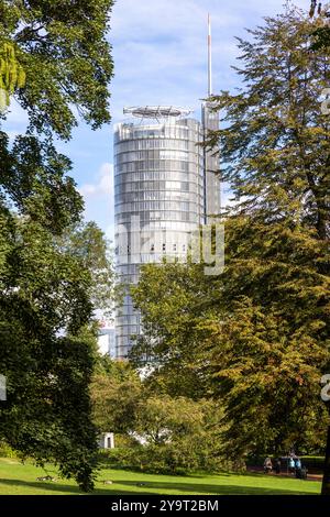 Der Westenergie-Turm in Essen. 26.09.2024, EU, DEU, Deutschland, Nordrhein-Westfalen, Essen: der Westenergie-Turm, ehemals RWE-Turm am Opernplatz. Das Gebäude ist 127 Meter hoch mit Antenne 162 Meter. Als der Turm 1996 fertig gestellt war, war es das höchste Gebäude im Ruhrgebiet. EU, DEU, Deutschland, Nordrhein-Westfalen, Essen: Der Westenergie-Turm, ehemals RWE-Turm am Opernplatz. Das Gebäude ist 127 Meter hoch und verfügt über eine Antenne von 162 Metern. Mit der Fertigstellung des Turms 1996 war er das höchste Gebäude im Ruhrgebiet. Stockfoto