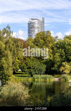 Der Westenergie-Turm in Essen. 26.09.2024, EU, DEU, Deutschland, Nordrhein-Westfalen, Essen: der Westenergie-Turm, ehemals RWE-Turm am Opernplatz. Das Gebäude ist 127 Meter hoch mit Antenne 162 Meter. Als der Turm 1996 fertig gestellt war, war es das höchste Gebäude im Ruhrgebiet. EU, DEU, Deutschland, Nordrhein-Westfalen, Essen: Der Westenergie-Turm, ehemals RWE-Turm am Opernplatz. Das Gebäude ist 127 Meter hoch und verfügt über eine Antenne von 162 Metern. Mit der Fertigstellung des Turms 1996 war er das höchste Gebäude im Ruhrgebiet. Stockfoto