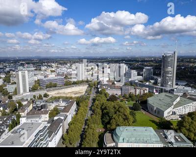 Skyline von Essen. 04.10.2024, EU, DEU, Deutschland, Nordrhein-Westfalen, Essen: Innenstadtansicht mit den Hochhäusern High Five. Ruhrturm, dem ehemaligen Postbank Hochhaus, der Evonik-Zentrale und des Westnetz-Turm v.l.n.r.. In der Mitte die Brachfläche des Essen CAMPUS eins. EU, DEU, Deutschland, Nordrhein-Westfalen, Essen: Blick ins Stadtzentrum mit den Hohen fünf Wolkenkratzern. Ruhrturm, ehemaliger Postbank-Turmblock, Evonik-Hauptquartier und Westnetz-Turm von links nach rechts. Im Zentrum befindet sich die Brachfläche des Essener CAMPUS eins. Stockfoto