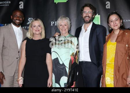 Woodside, USA. Oktober 2024. LOS ANGELES – 10. OCT: Wayne Brady, Amy Poehler, Glenn Close, Josh Groban, Zelda Williams bei The Bring Change 2 Mind's 12th Annual Revels and Revelations at the Private Residence am 10. Oktober 2024 in Woodside, CA (Foto: Katrina Jordan/SIPA USA) Credit: SIPA USA/Alamy Live News Stockfoto