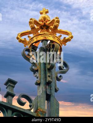 Krondekoration im Zaun des Königspalastes, Madrid, Spanien Stockfoto