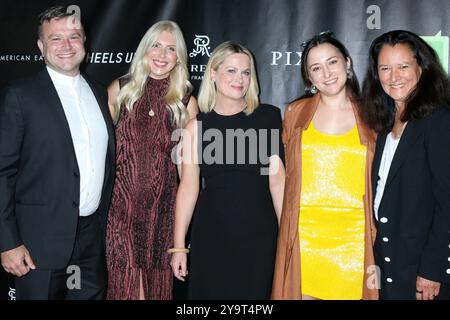 Woodside, USA. Oktober 2024. LOS ANGELES – 10. OCT: Zak Williams, Olivia June, Amy Poehler, Zelda Williams, Marsha Garces Williams bei The Bring Change 2 Mind's 12th Annual Revels and Revelations at the Private Residence am 10. Oktober 2024 in Woodside, CA (Foto: Katrina Jordan/SIPA USA) Credit: SIPA USA/Alamy Live News Stockfoto